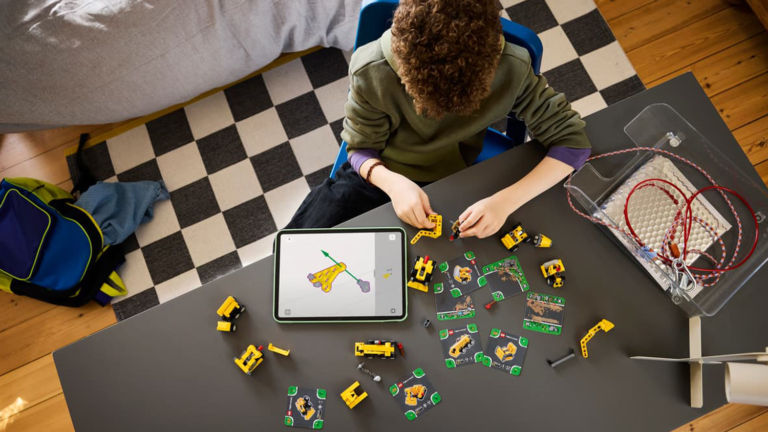 Chlapec stavia podľa n&aacute;vodu v aplik&aacute;cii LEGO&reg; Builder