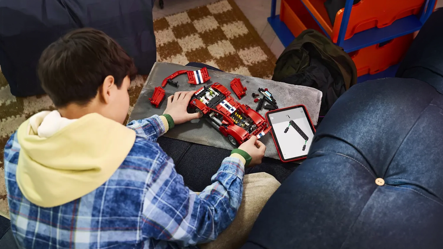 Chlapec sestavuje auto Ferrari 488 PISTA pomoc&iacute; aplikace