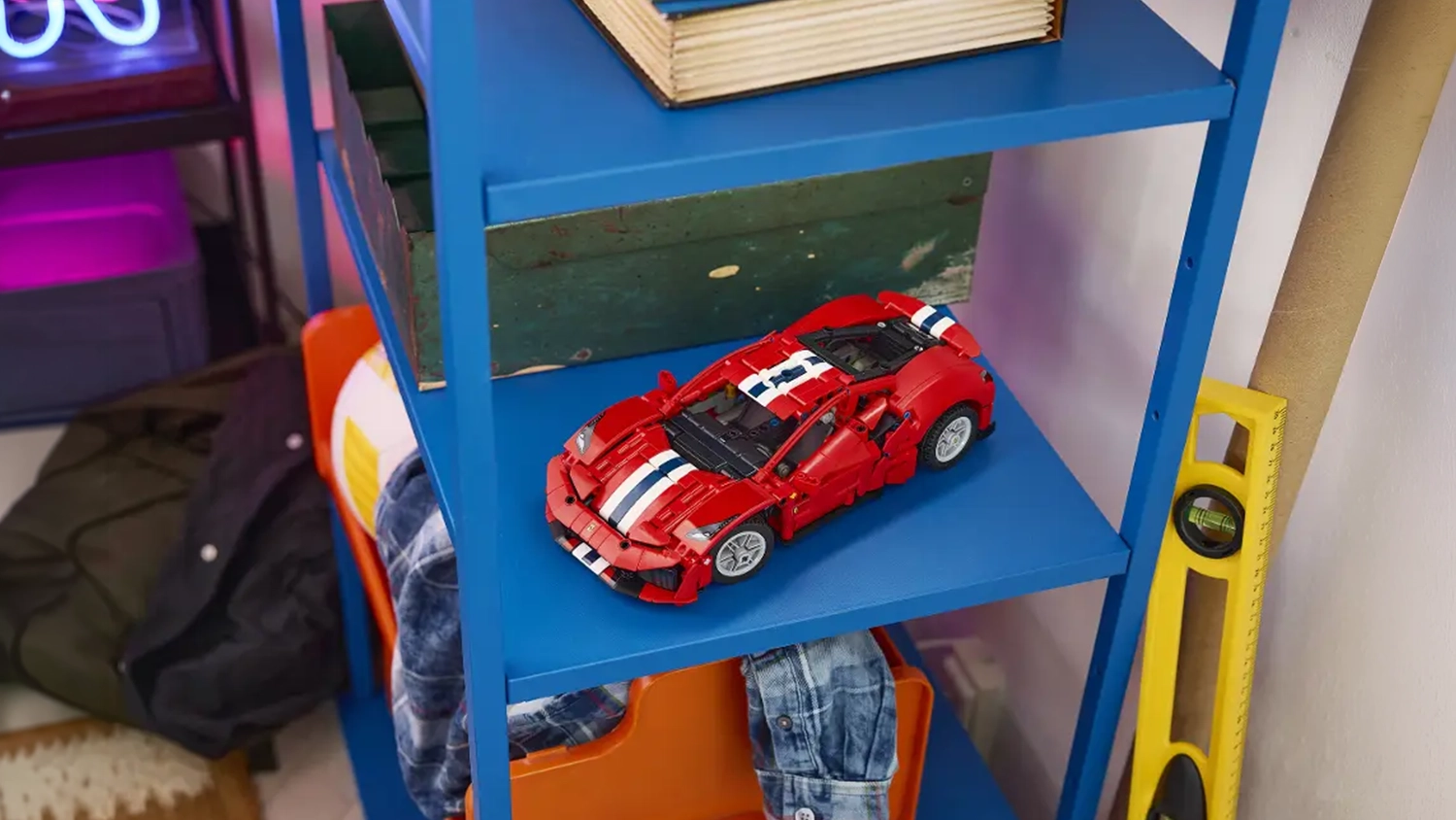 Auto Ferrari 488 PISTA vystaven&eacute; na polici