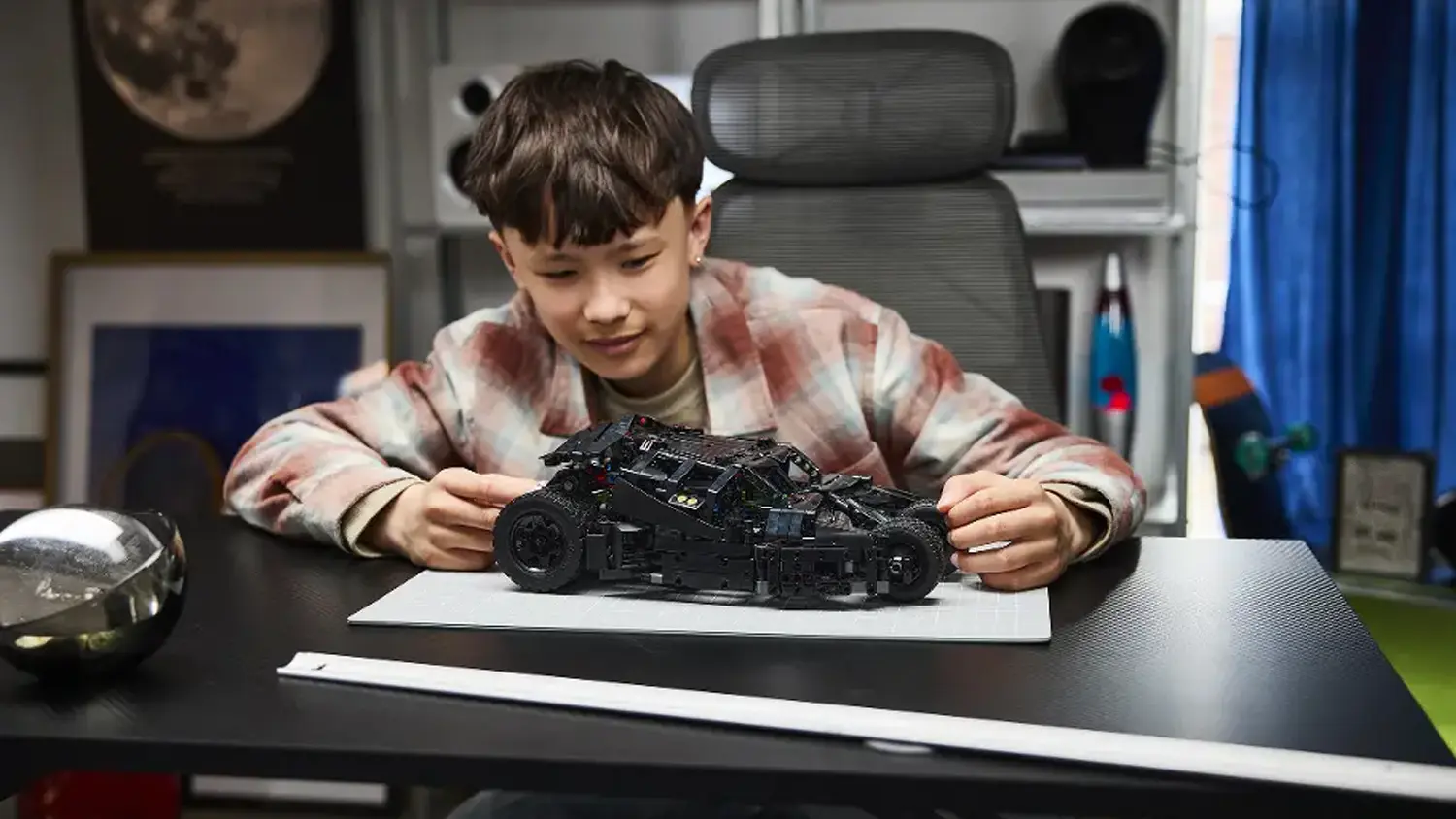 Chlapec dívající se na vozidlo Batmobile Tumbler