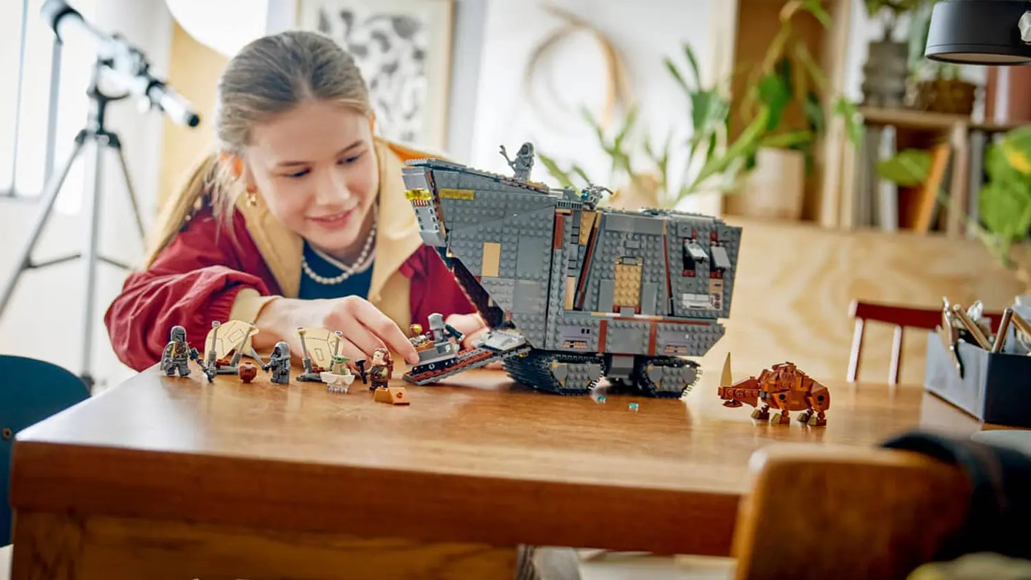 Dievča hrajúce sa so stavebnicou LEGO® Star Wars™ 75453 Offworld Sandcrawler a Mudhorn