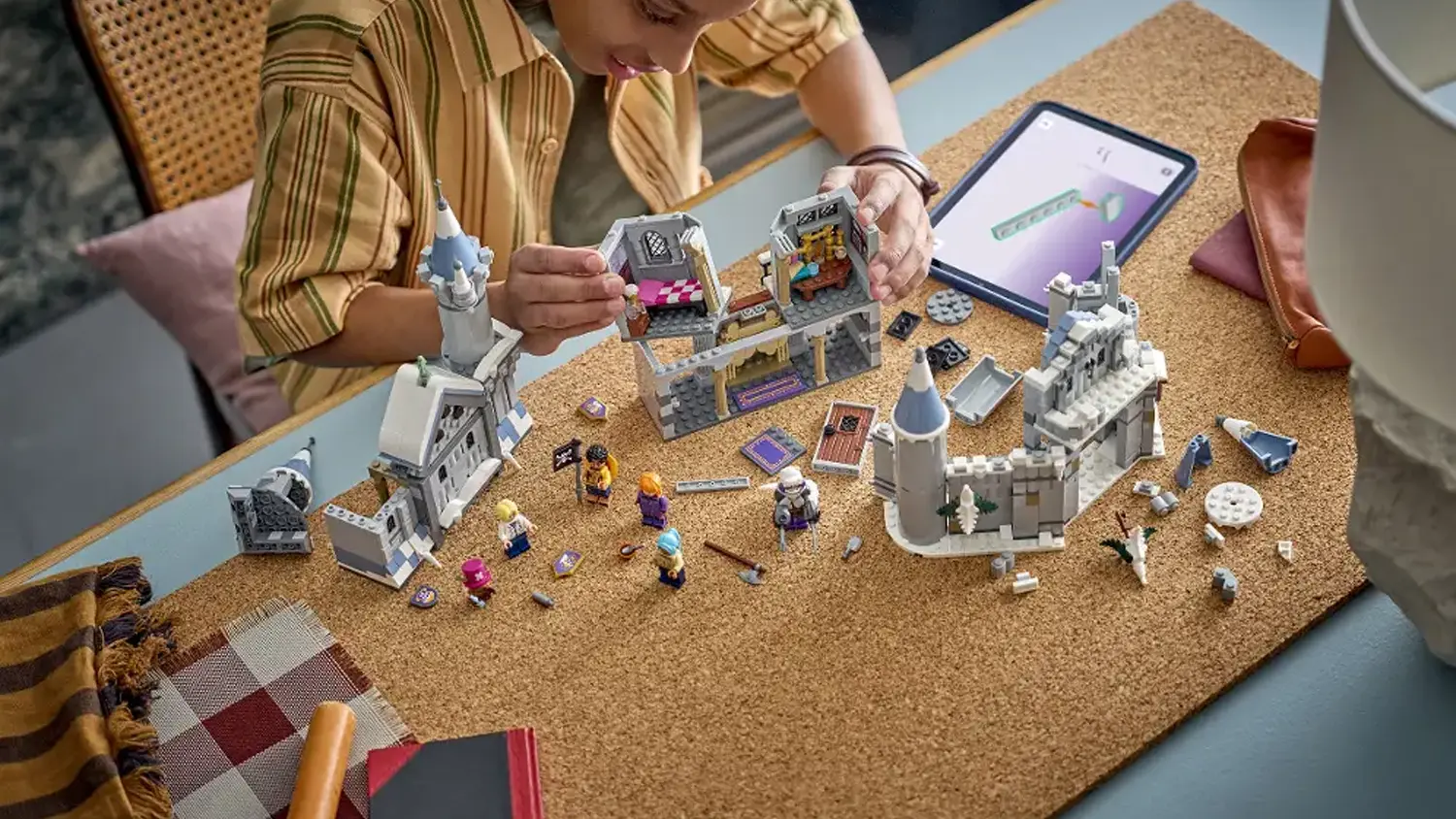 Chlapec stavajúci podľa návodu v aplikácii LEGO® Builder