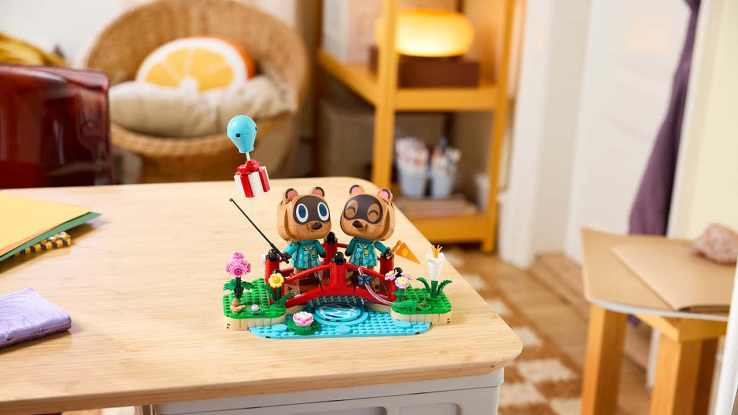 Stavebnica LEGO&reg; Animal Crossing&trade; 77059 Timmy a Tommy a z&aacute;bavn&yacute; deň vonku zostaven&aacute; ako dekor&aacute;cia v izbe