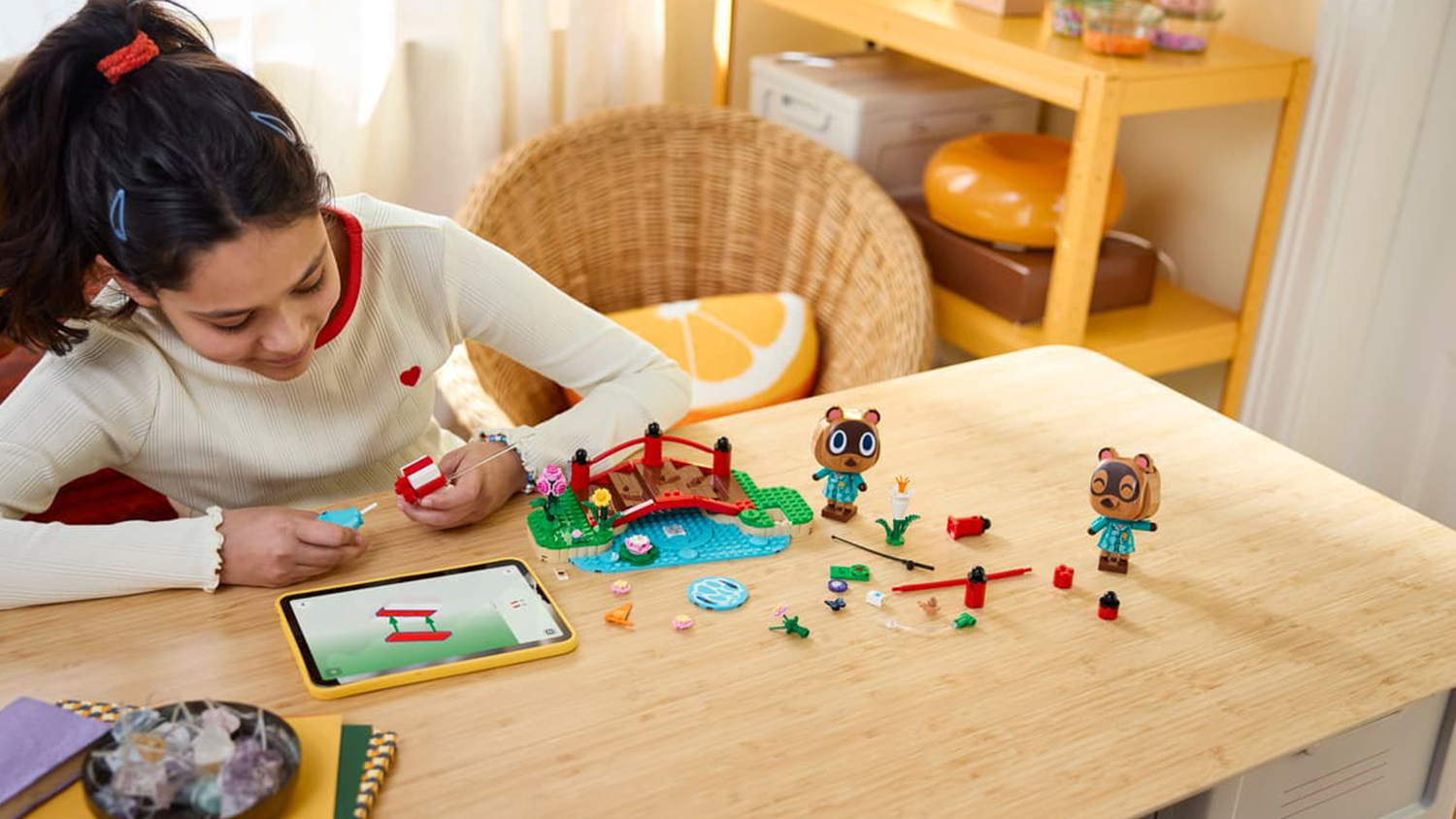 Dievča stavia podľa n&aacute;vodu v aplik&aacute;cii LEGO&reg; Builder