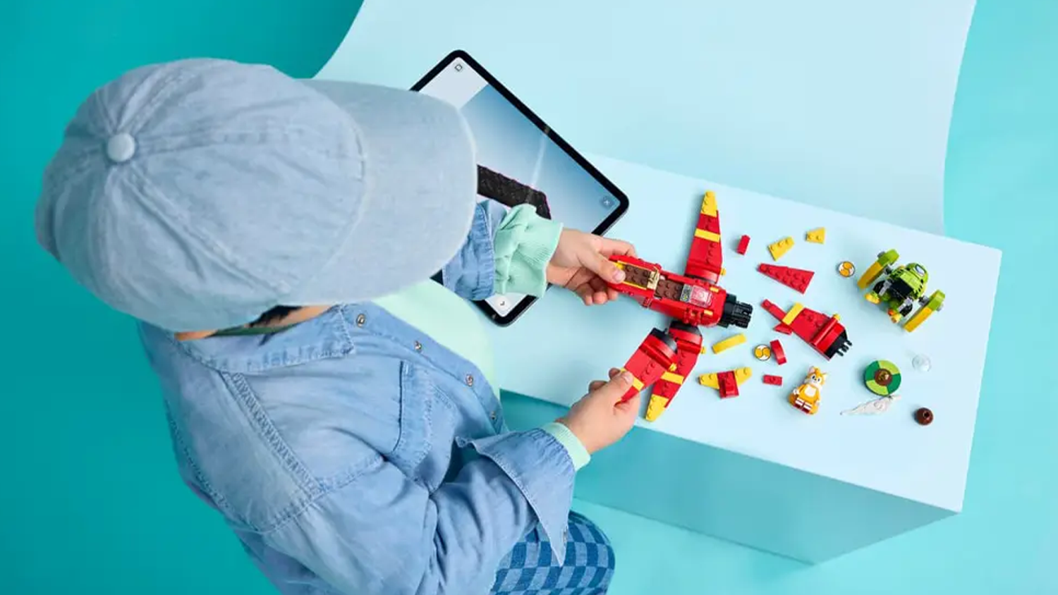 Mal&yacute; kluk sestavuje stavebnice s aplikac&iacute; LEGO&reg; Builder