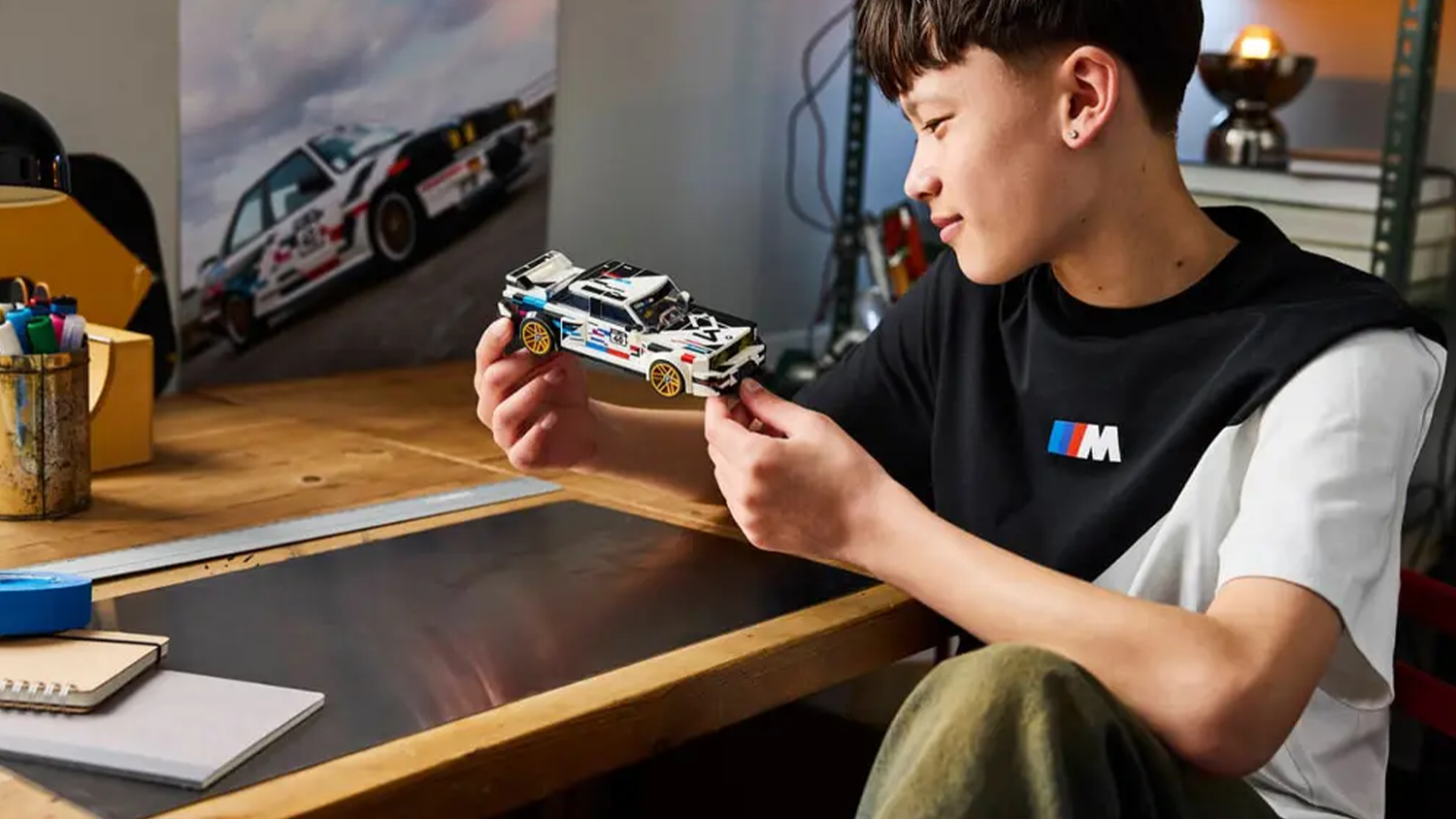 Kluk pracuje na modelu LEGO® Speed Champions 77263 BMW E30 M3