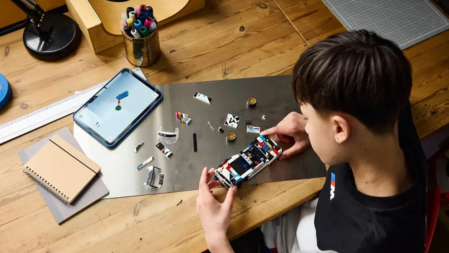 Chlapec staví podle aplikace LEGO® Builder