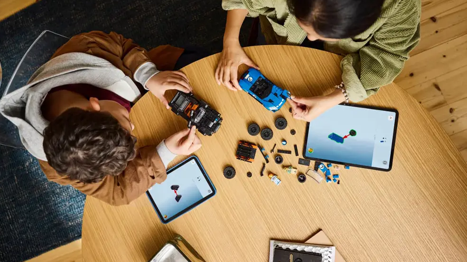 Dvojice stav&iacute; podle n&aacute;vodu v aplikaci LEGO&reg; Builder