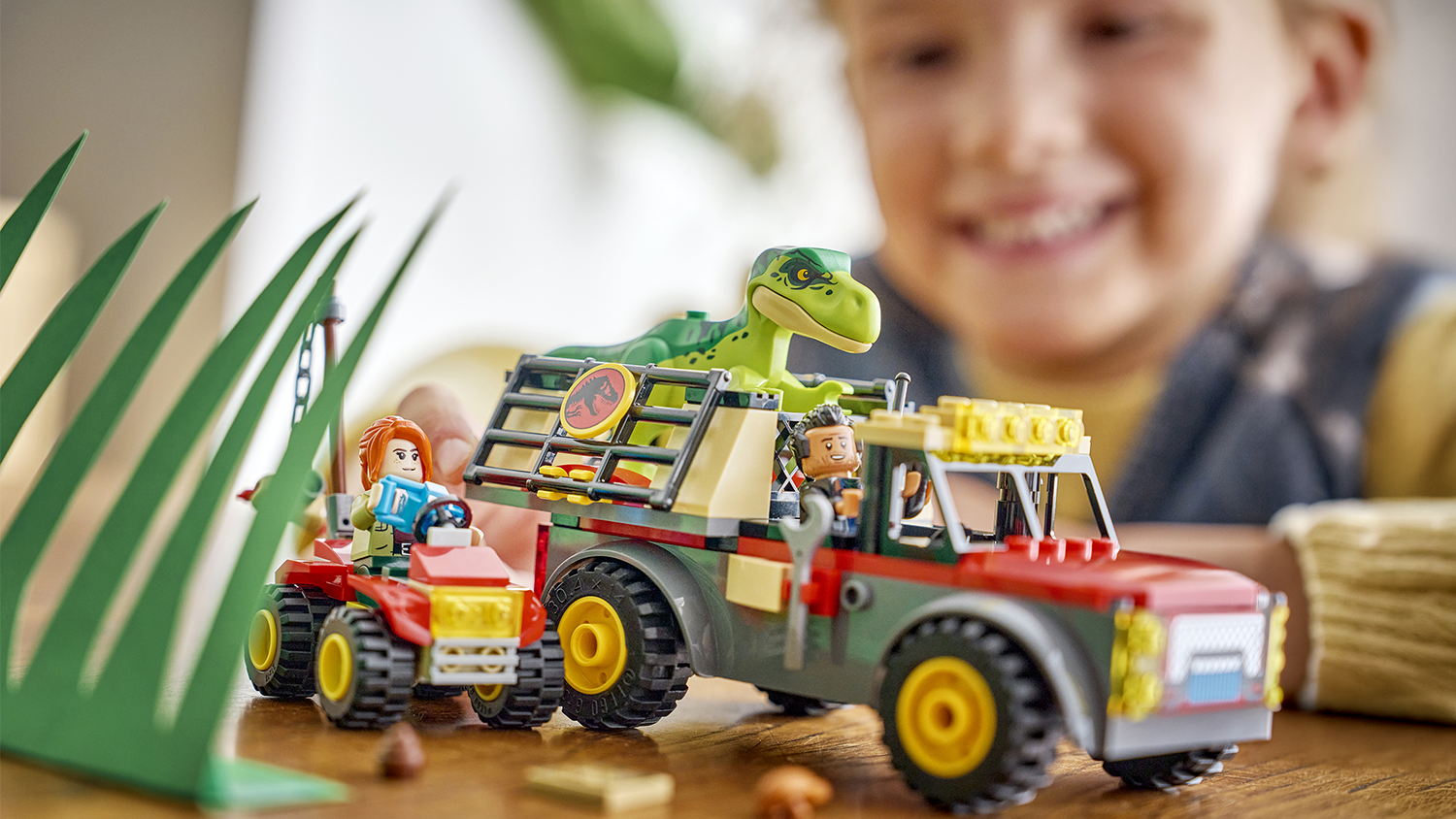 Chlapec při hře se stavebnic&iacute; LEGO&reg; Jurassic World 77978 N&aacute;klaď&aacute;k na přepravu mal&eacute;ho T-Rexe