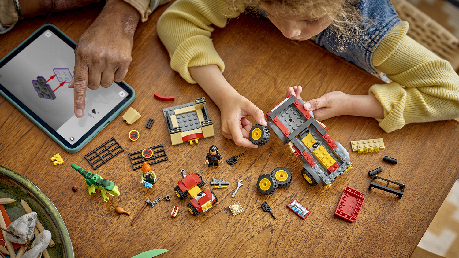 Holčička stav&iacute; podle aplikace LEGO&reg; Builder