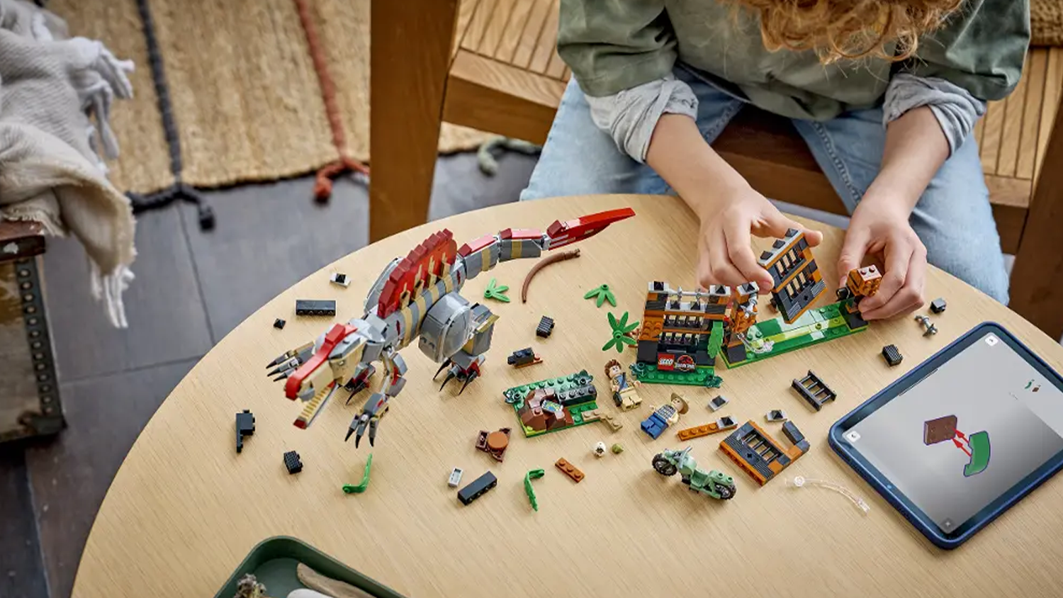 Malý chlapec zostavuje stavebnicu s aplikáciou LEGO® Builder