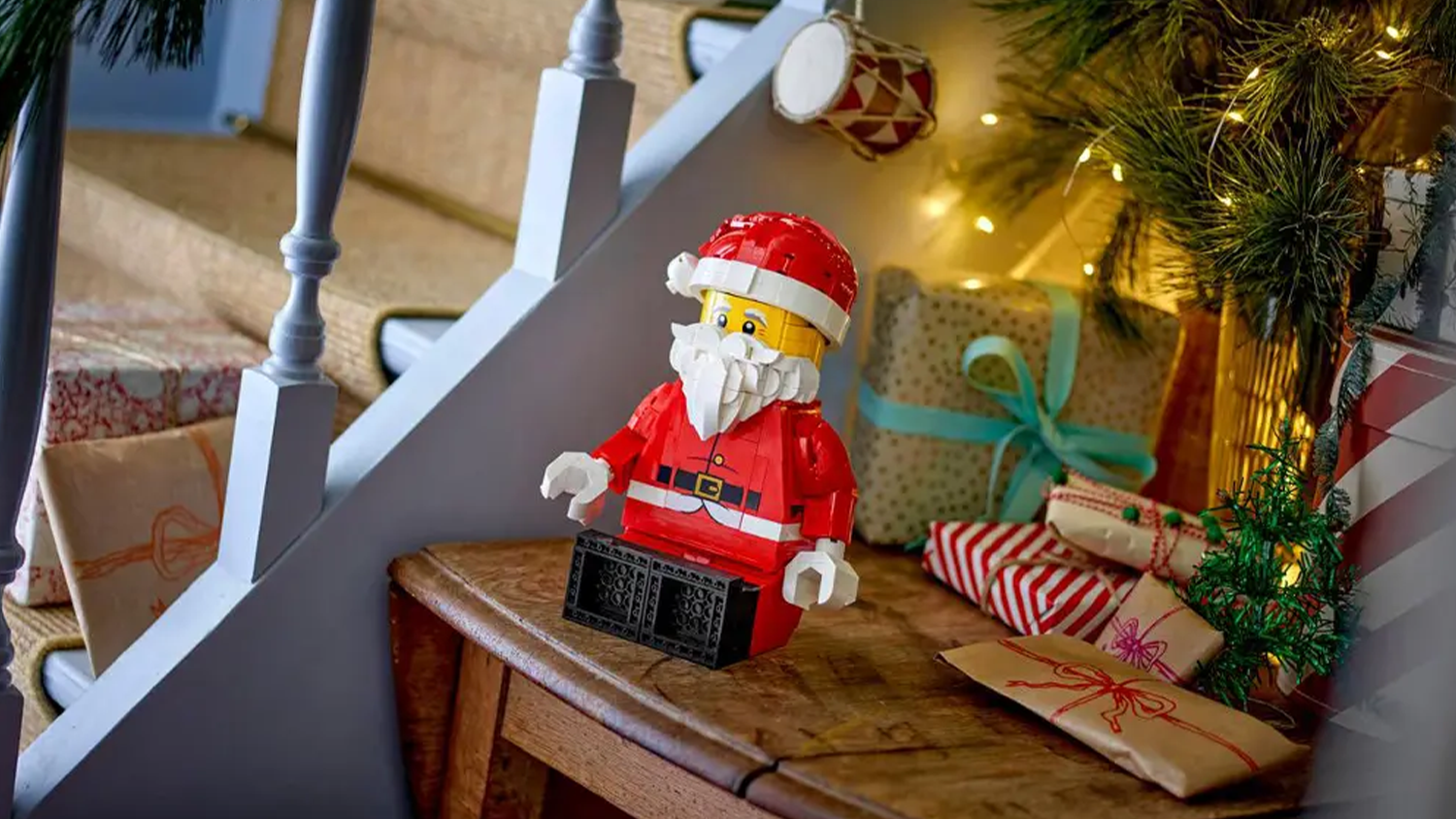 Stavebnica LEGO® Icons Zväčšená minifigúrka Santa Clausa vystavená pri vianočnej výzdobe v sede