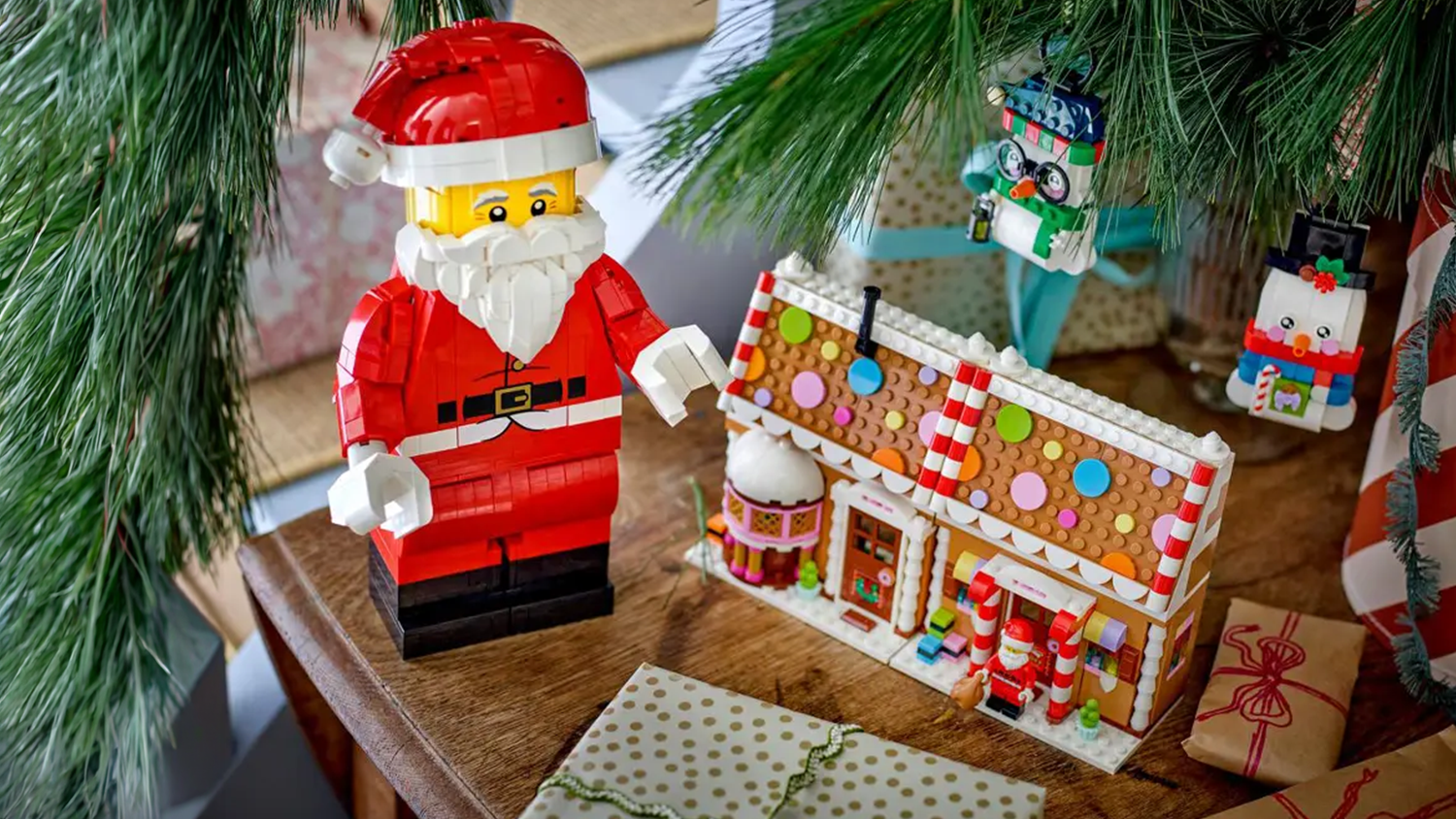 Stavebnica LEGO® Icons Zväčšená minifigúrka Santa Clausa vystavená pri vianočnej výzdobe v stoji