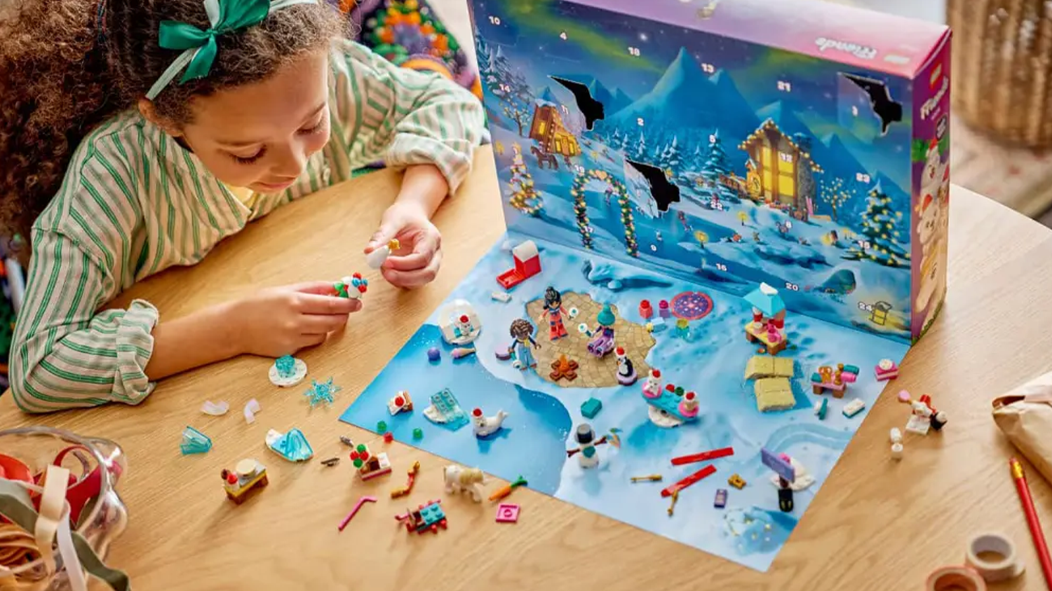 Dievčatko rozbaľuje adventn&yacute; kalend&aacute;r LEGO&reg; Friends 2026