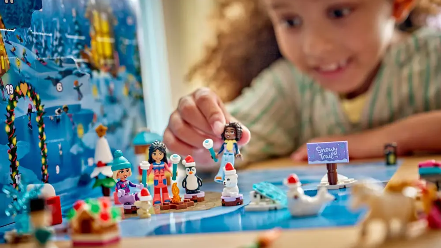 Dievča sa hr&aacute; s fig&uacute;rkami z adventn&eacute;ho kalend&aacute;ra LEGO&reg; Friends 2026