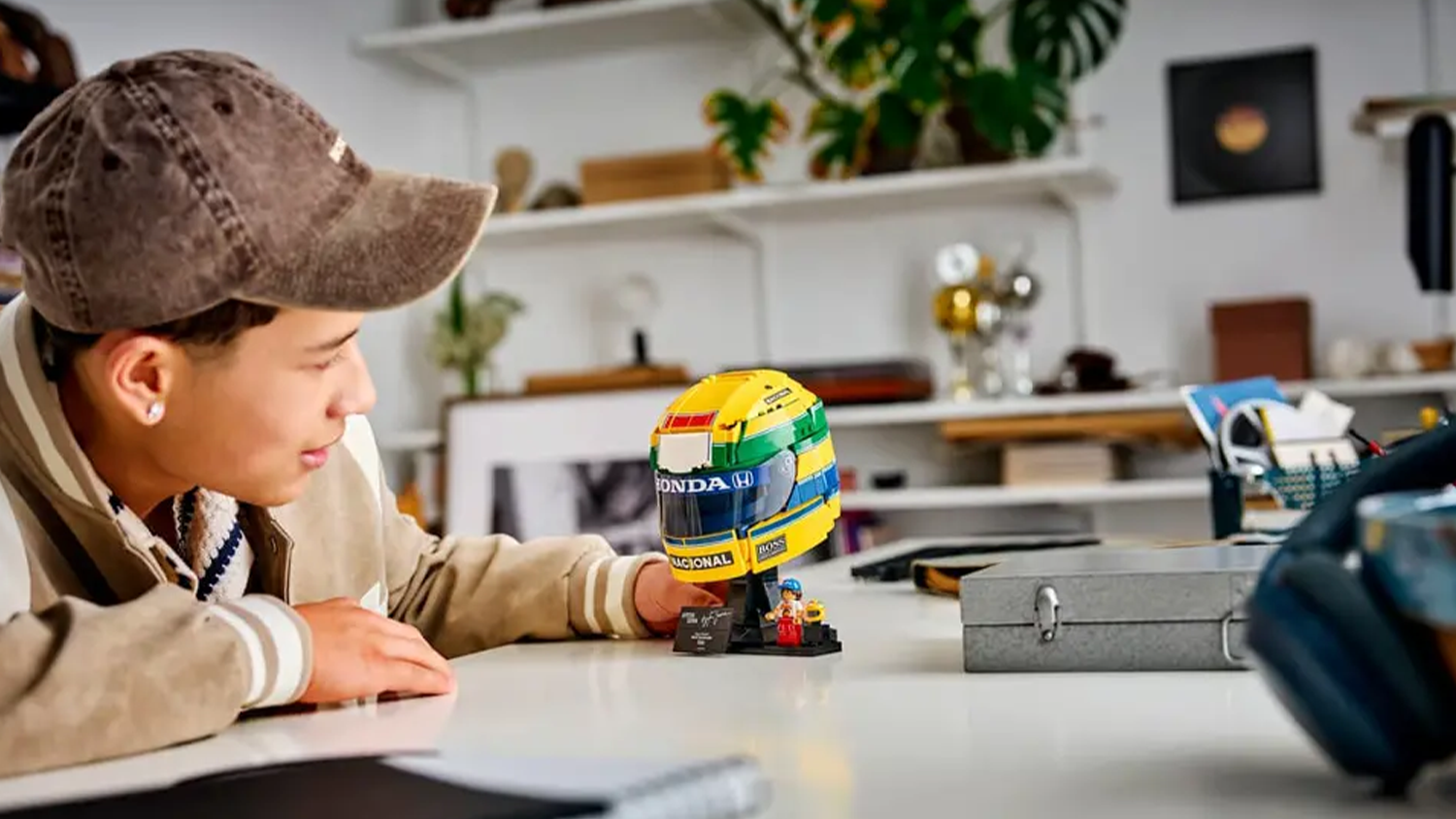 Chlapec so stavebnicou LEGO&reg; Editions Helma Ayrton Senna 43024 na stole