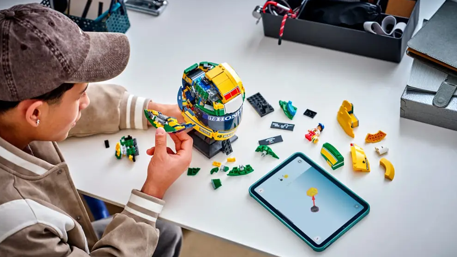 Chlapec stavia stavebnicu LEGO&reg; Editions Helma Ayrton Senna podľa aplik&aacute;cie LEGO&reg; Builder