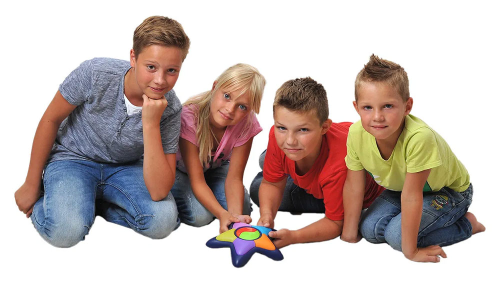 Děti hrají hru QUIZY Pravda nebo lež Mac Toys_02