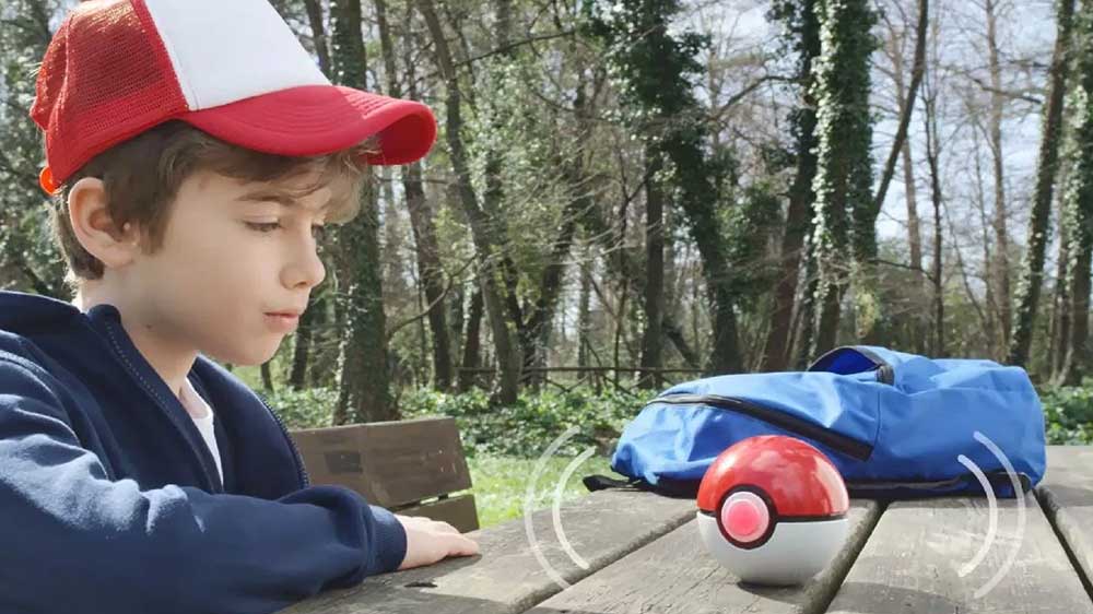 Pokémon Trainer Guess ležící na dřevěném stole před chlapcem_02