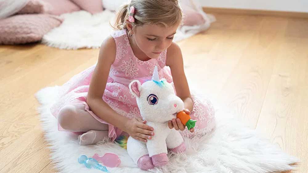 Dívka hrající si s interaktivním jednorožcem Max Toys STEPPOS M1835715_02