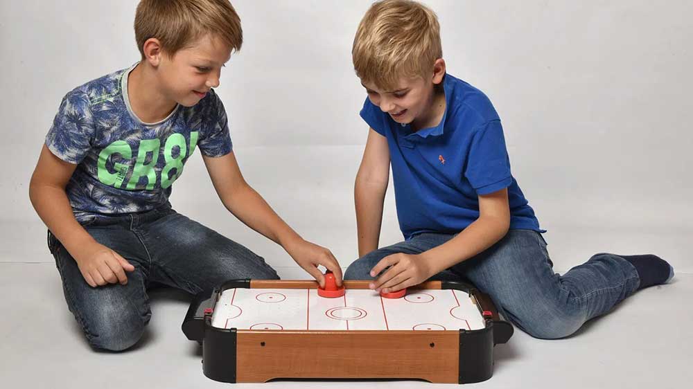 Chlapci hrají hru Air hokej od Mac Toys_02