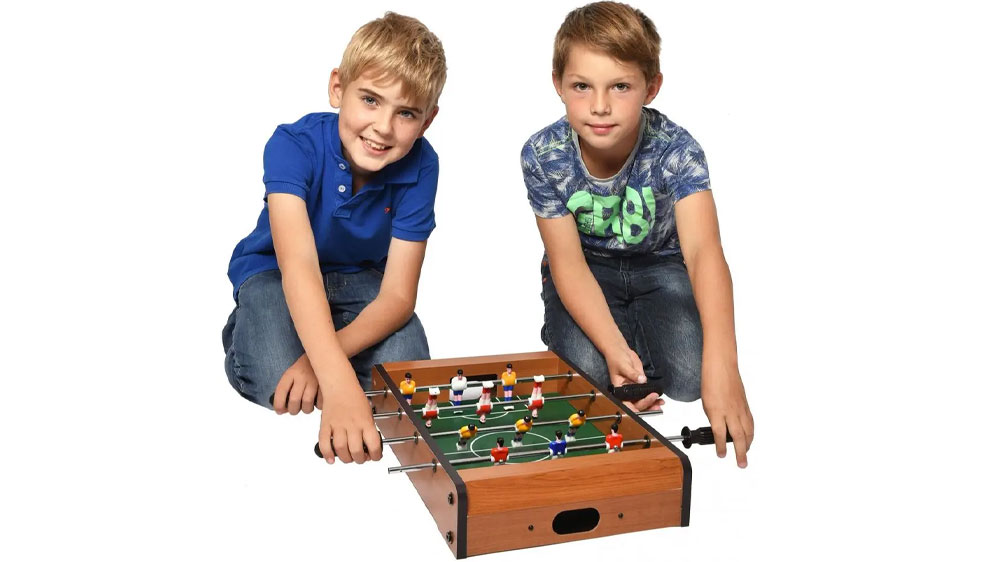 Kluci hrají stolní fotbal Mac Toys M1880015_02