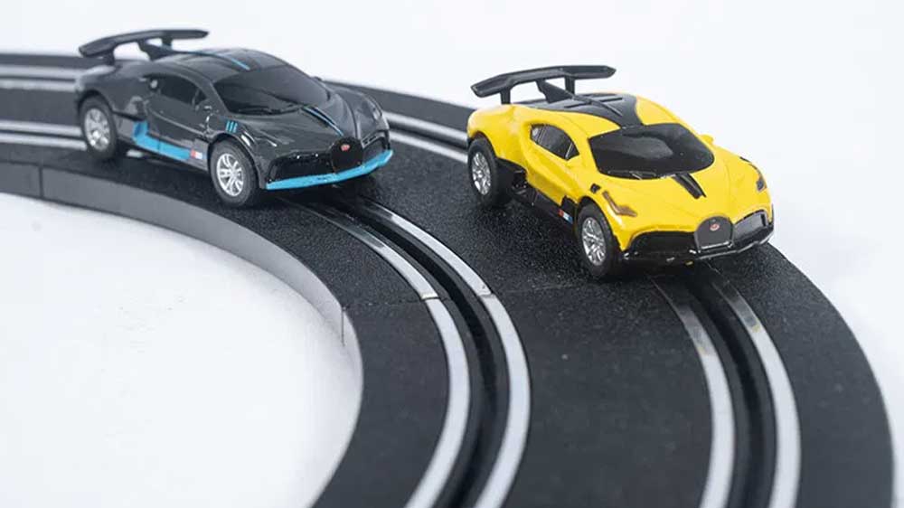 Dvě autíčka Bugatti na autodráze super závod Drivero M1880049_02