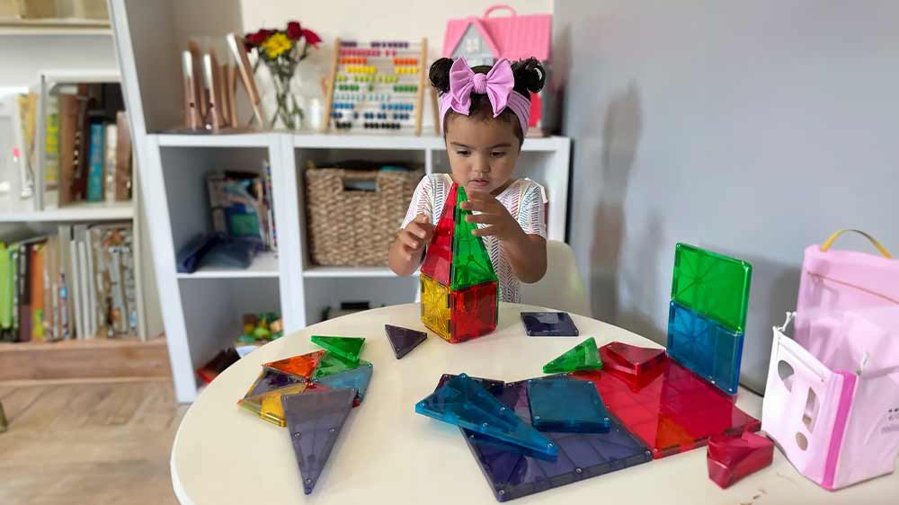 D&iacute;vka si stav&iacute; z magnetick&eacute; stavebnice MAGNA-TILES_02