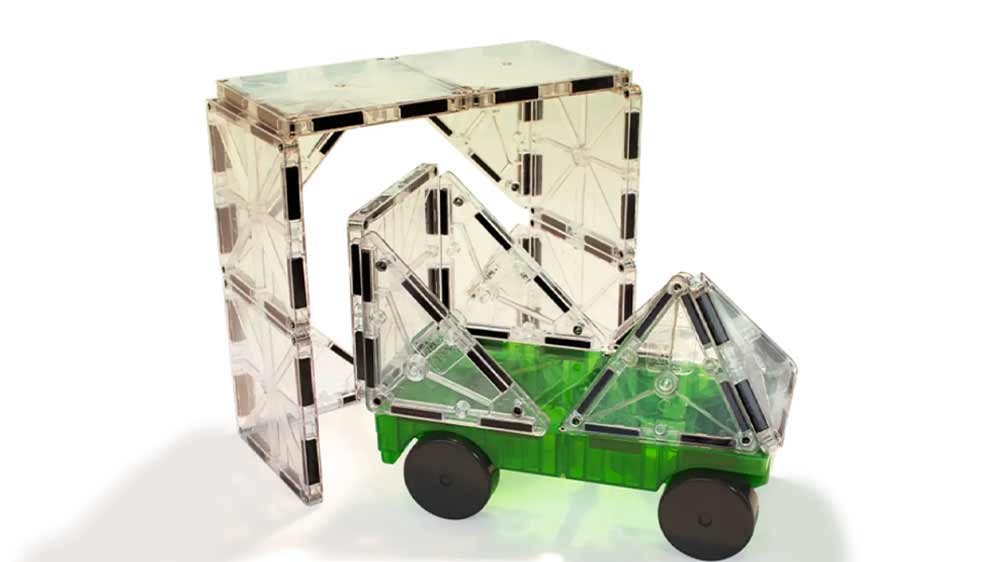 Děti si staví z magnetické stavebnice MAGNA-TILES_02