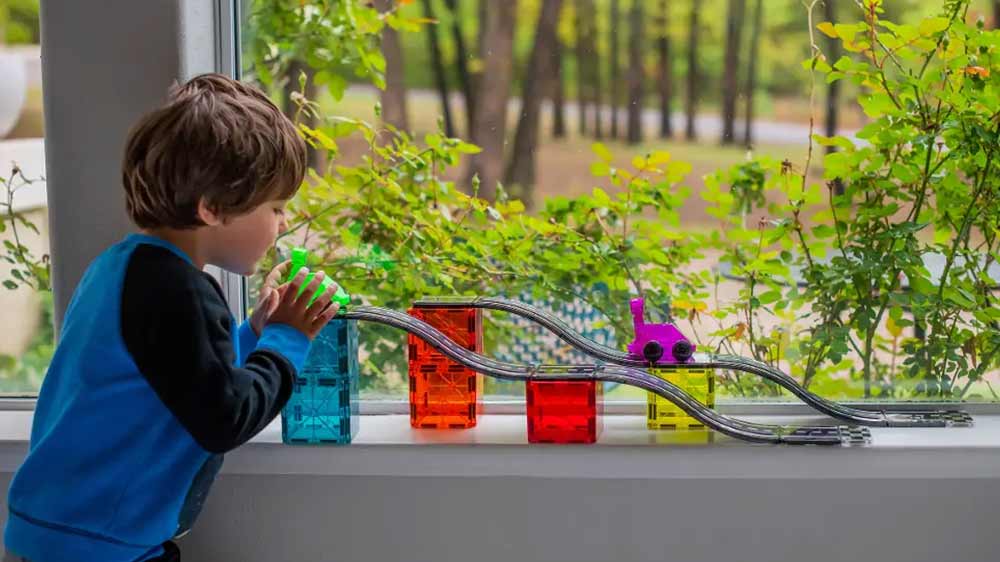 Chlapec si hraje s magnetickou stavebnicí MAGNA-TILES_03