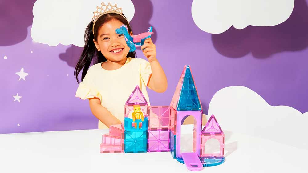 D&iacute;vka si hraje se stavebnic&iacute; MAGNA-TILES_02