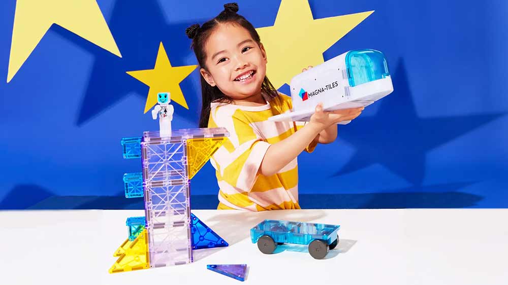 Dítě si hraje s magnetickou stavebnicí MAGNA-TILES_02