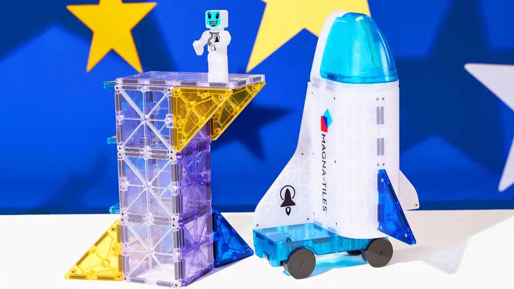 Chlapec otevírá vesmírnou kapsli magnetické stavebnice MAGNA-TILES s figurkou draka a šlechtice_03