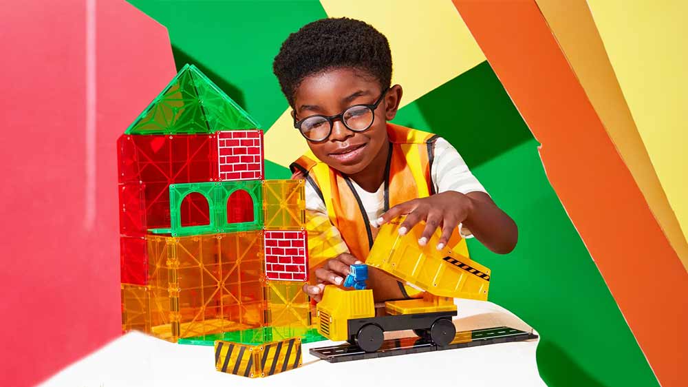 D&iacute;tě si stav&iacute; z magnetick&eacute; stavebnice MAGNA-TILES_02