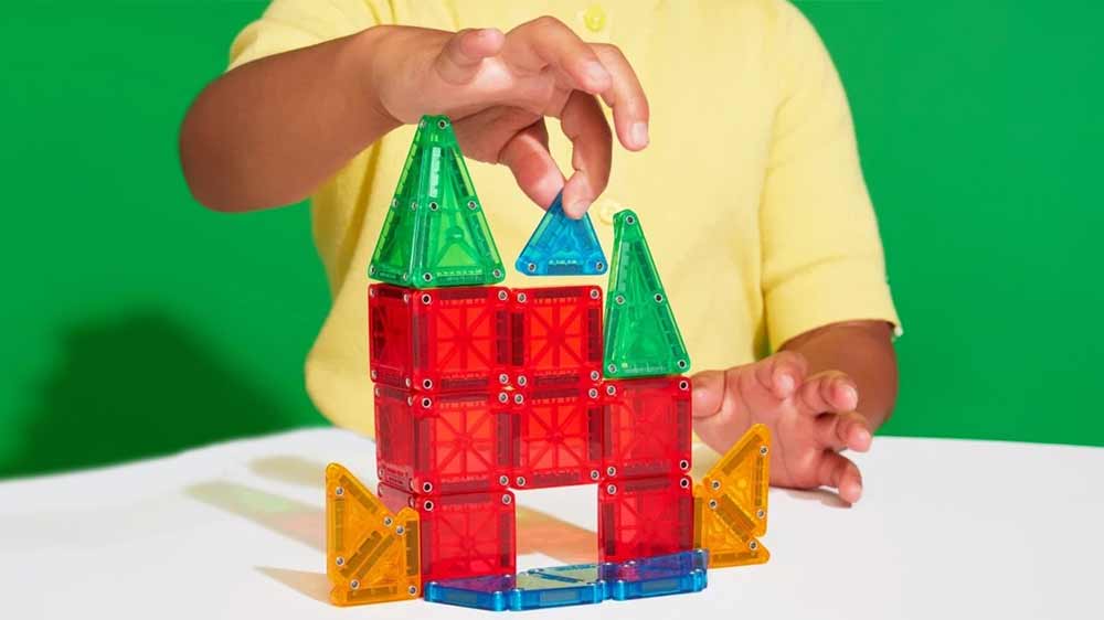 D&iacute;tě si stav&iacute; z magnetick&eacute; stavebnice MAGNA-TILES_02