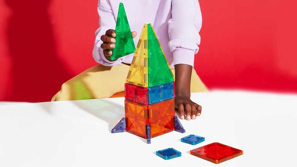 Dítě si staví z magnetické stavebnice MAGNA-TILES_02