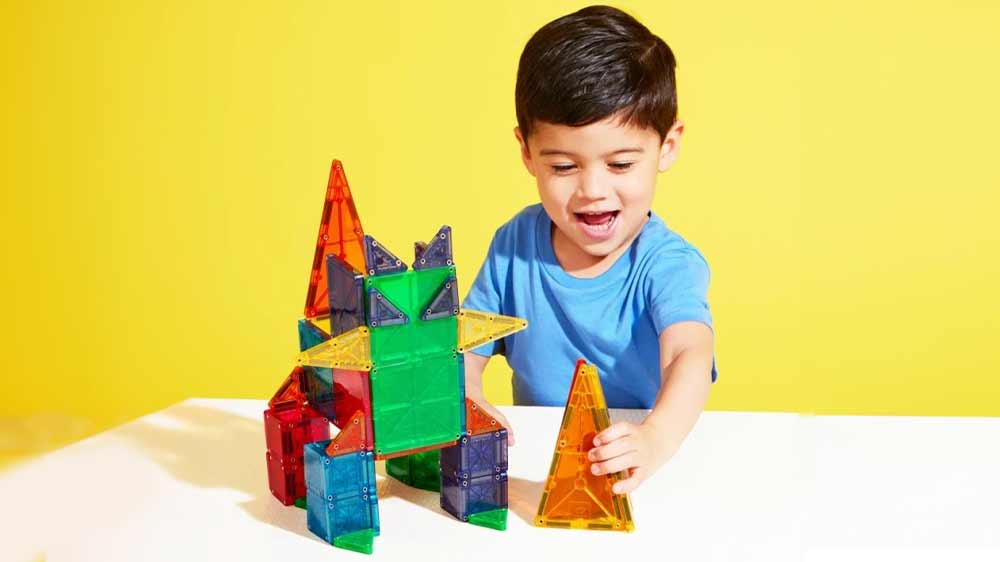 D&iacute;tě si stav&iacute; z magnetick&eacute; stavebnice MAGNA-TILES_02