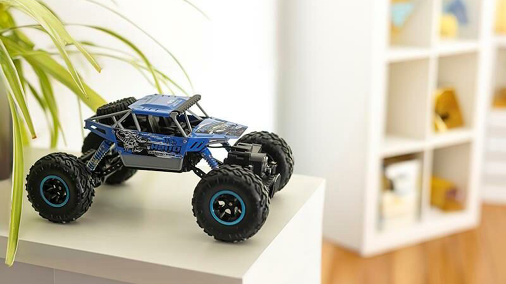 Auto na d&aacute;lkov&eacute; ovl&aacute;d&aacute;n&iacute; MXRC-300 modr&eacute; v pokoj&iacute;čku_02