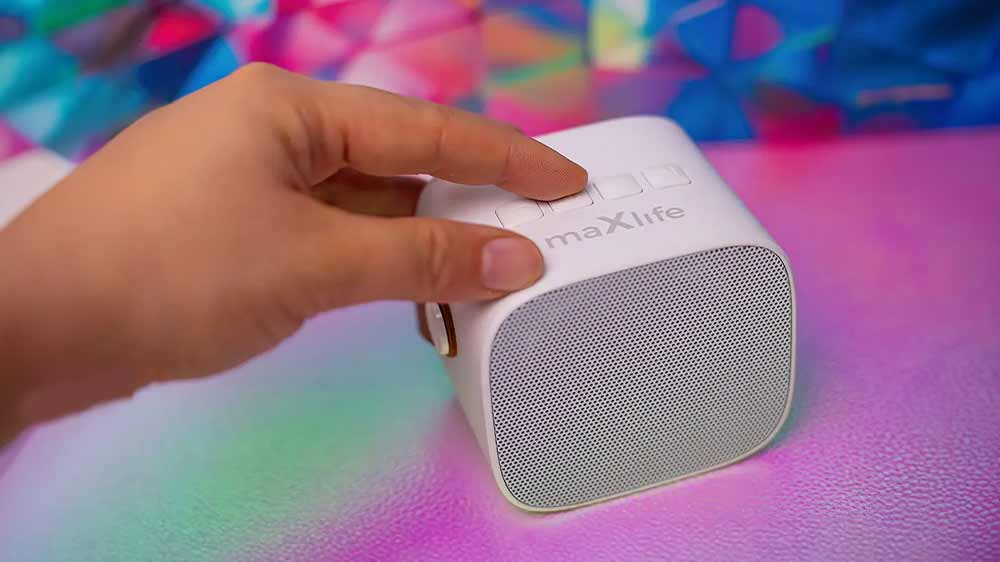 Ruka ovládající reproduktor z karaoke setu Maxlife MXKS-100 Bluetooth_03
