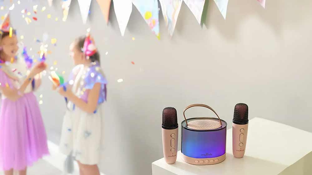 Dívky na dětské oslavě a karaoke set Maxlife MXKS-200 Bluetooth na stole_02