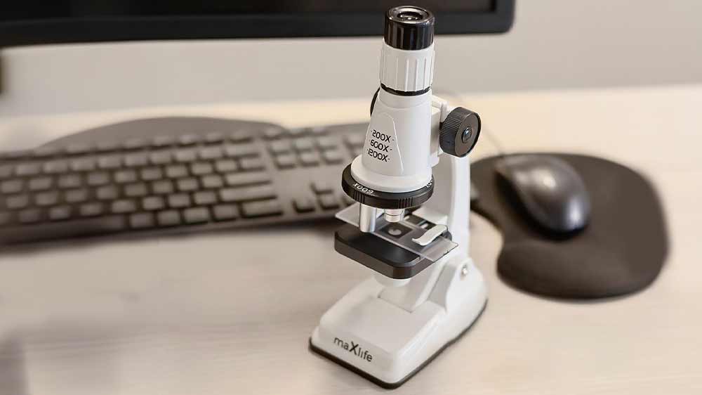 Dětský mikroskop Maxlife MXMS-100 položený u počítače_02