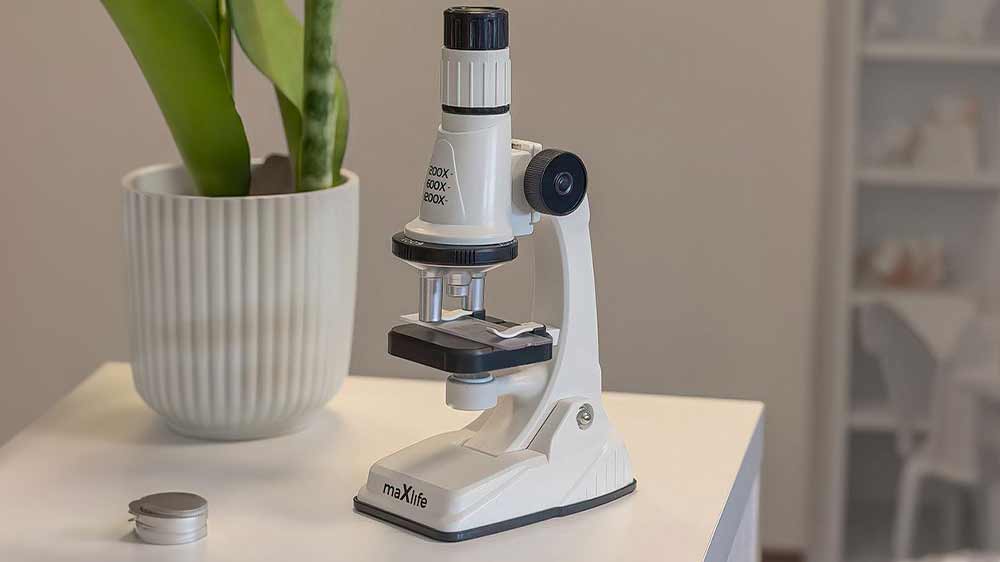 Dětský mikroskop Maxlife MXMS-100 položený na komodě_03