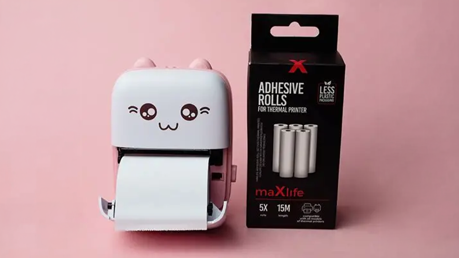 Sada samolepících rolí do termotiskáren MAXLIFE vedle tiskárny Maxlife
