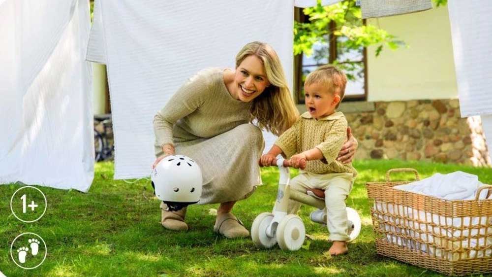 Odr&aacute;žedlo MoMi DEX b&eacute;žov&eacute; venku s d&iacute;tětem_02
