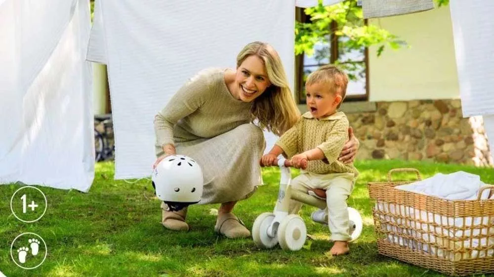 Odrážedlo MoMi DEX žluté venku s dítětem_02