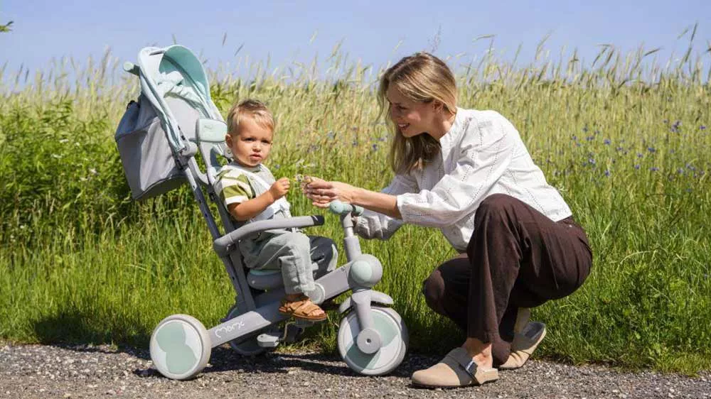 Maminka s dítětem sedícím na tříkolce MoMi SOLIVIA_03