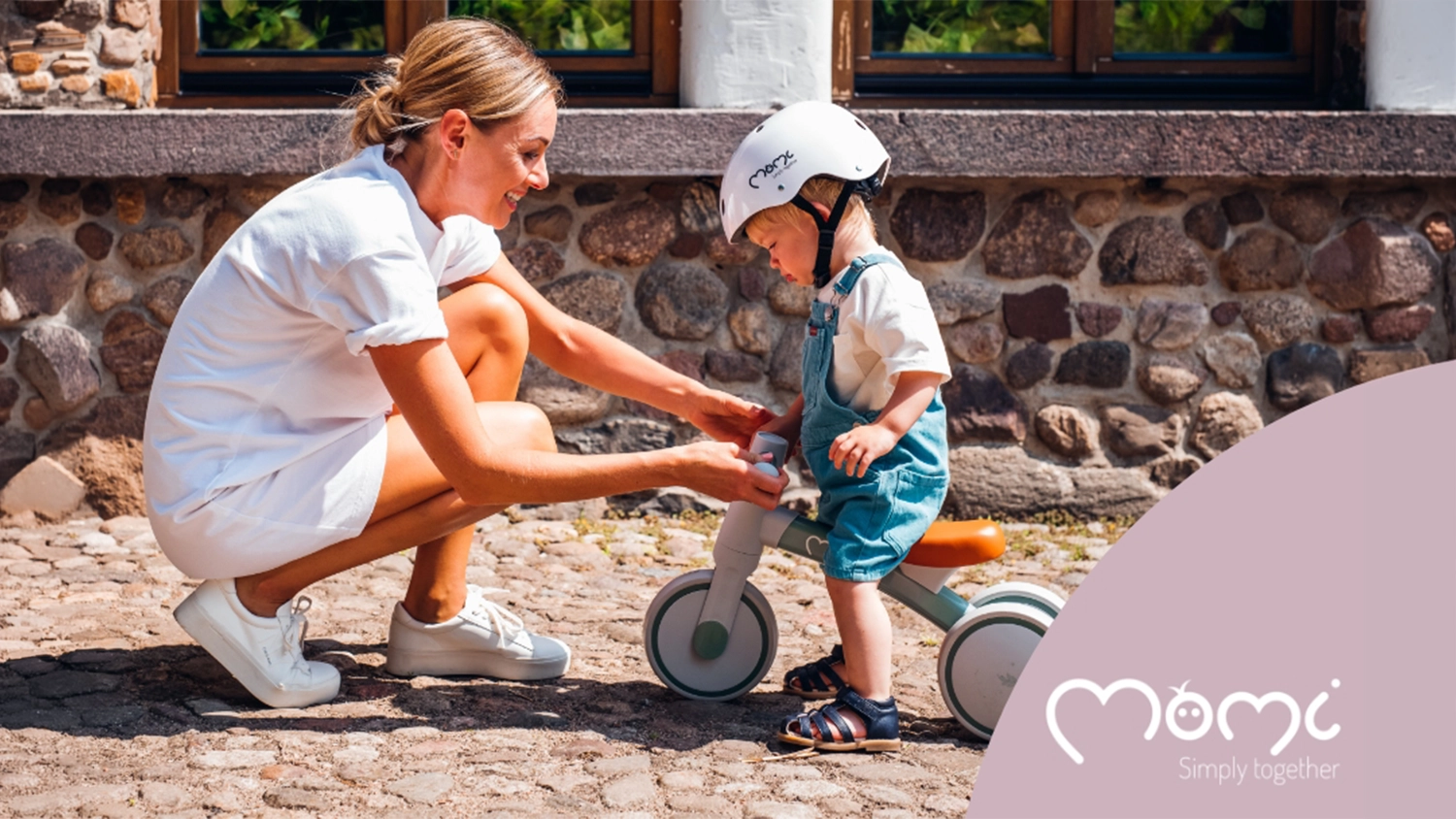 Chlapeček jezd&iacute; s maminkou na odr&aacute;žedle MoMi TEDI mini