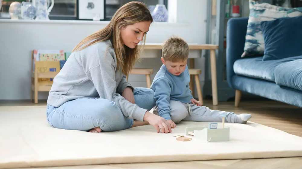 Máma si hraje s dítětem na koberci MOMOMI 120 × 200 cm_03