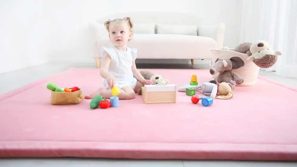 Holčička si hraje na koberci MOMOMI 120 × 200 cm_03