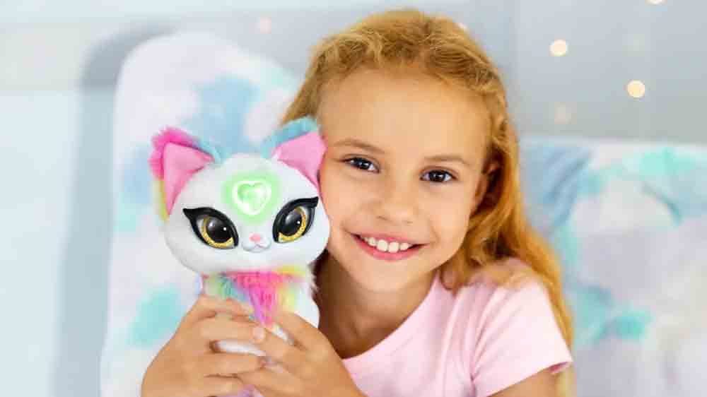 Holčička s interaktivn&iacute; hračkou My Fuzzy Friends &ndash; kočičkou Luna_02